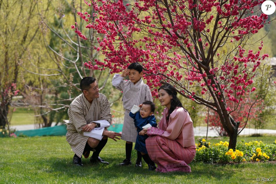Jigme Khesar Namgyel Wangchuck, le roi du Bhoutan, sa femme Jetsun Pema, et leurs deux garçons, le 18 mars 2021, dans les jardins du palais Lingkana.