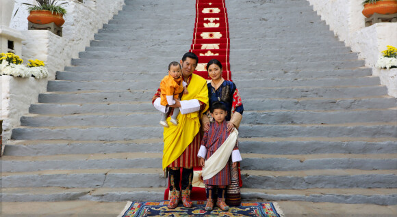 Jigme Khesar Namgyel Wangchuck, le roi du Bhoutan, sa femme Jetsun Pema, et leurs deux garçons, le 17 décembre 2020 à Punakha.