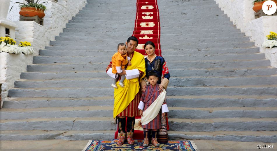 Jigme Khesar Namgyel Wangchuck, le roi du Bhoutan, sa femme Jetsun Pema, et leurs deux garçons, le 17 décembre 2020 à Punakha.