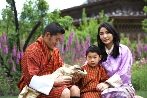 Jigme Khesar Namgyel Wangchuck, le roi du Bhoutan, sa femme Jetsun Pema, et leurs deux garçons, le 31 mai 2020. 