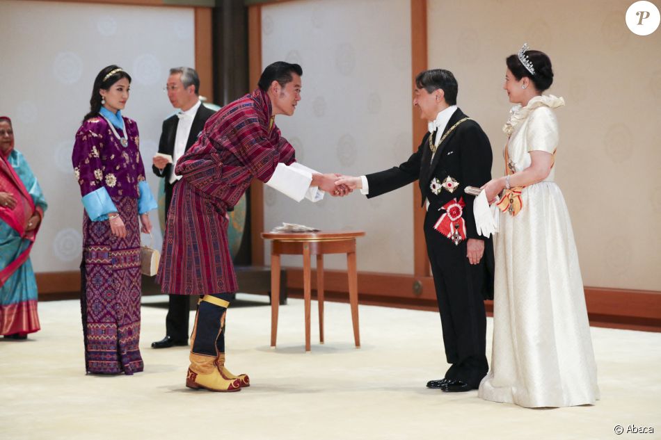Le roi Jigme Khesar Namgyel Wangchuck et son épouse la reine Jetsun Pema Wangchuck lors du banquet célébrant l'accession au trône de l'empereur du Japon Naruhito, au palais impérial de Tokyo, le 22 octobre 2019.