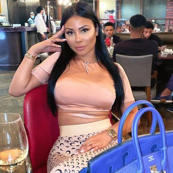 Maeva Ghennam, star des "Marseillais", décide de rentrer en France.