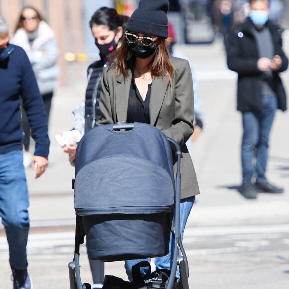 Première sortie avec bébé : Emily Ratajkowski et son mari Sebastian Bear-McClard se promènent avec leur nouveau-né Sylvester Apollo Bear et leur chien Colombo dans les rues de New York, le 20 mars 2021. Le mannequin américain de 29 ans a donné naissance à son premier enfant, Sylvester Apollo, le 8 mars 2021 et semble avoir déjà retrouvé la ligne!