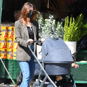 Première sortie avec bébé : Emily Ratajkowski et son mari Sebastian Bear-McClard se promènent avec leur nouveau-né Sylvester Apollo Bear et leur chien Colombo dans les rues de New York, le 20 mars 2021. Le mannequin américain de 29 ans a donné naissance à son premier enfant, Sylvester Apollo, le 8 mars 2021 et semble avoir déjà retrouvé la ligne!