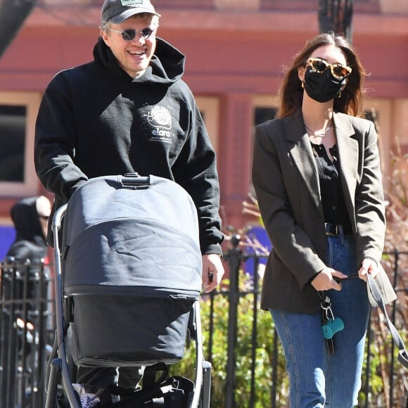 Première sortie avec bébé : Emily Ratajkowski et son mari Sebastian Bear-McClard se promènent avec leur nouveau-né Sylvester Apollo Bear et leur chien Colombo dans les rues de New York, le 20 mars 2021. Le mannequin américain de 29 ans a donné naissance à son premier enfant, Sylvester Apollo, le 8 mars 2021 et semble avoir déjà retrouvé la ligne!