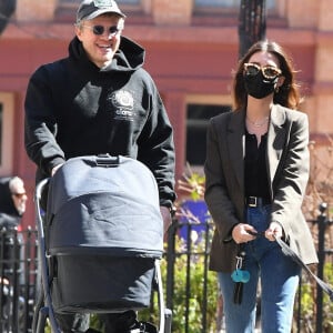 Première sortie avec bébé : Emily Ratajkowski et son mari Sebastian Bear-McClard se promènent avec leur nouveau-né Sylvester Apollo Bear et leur chien Colombo dans les rues de New York, le 20 mars 2021. Le mannequin américain de 29 ans a donné naissance à son premier enfant, Sylvester Apollo, le 8 mars 2021 et semble avoir déjà retrouvé la ligne!