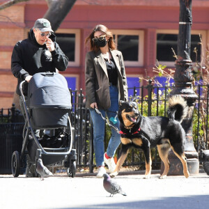 Première sortie avec bébé : Emily Ratajkowski et son mari Sebastian Bear-McClard se promènent avec leur nouveau-né Sylvester Apollo Bear et leur chien Colombo dans les rues de New York.