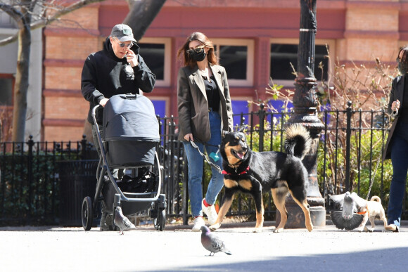 Première sortie avec bébé : Emily Ratajkowski et son mari Sebastian Bear-McClard se promènent avec leur nouveau-né Sylvester Apollo Bear et leur chien Colombo dans les rues de New York.