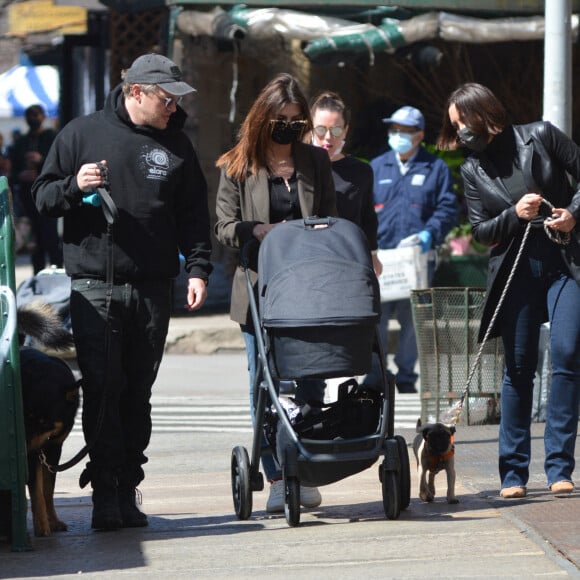 Première sortie avec bébé : Emily Ratajkowski et son mari Sebastian Bear-McClard se promènent avec leur nouveau-né Sylvester Apollo Bear et leur chien Colombo dans les rues de New York, le 20 mars 2021. Le mannequin américain de 29 ans a donné naissance à son premier enfant, Sylvester Apollo, le 8 mars 2021 et semble avoir déjà retrouvé la ligne!