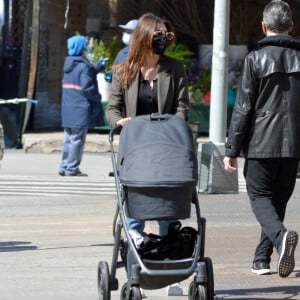 Première sortie avec bébé : Emily Ratajkowski et son mari Sebastian Bear-McClard se promènent avec leur nouveau-né Sylvester Apollo Bear et leur chien Colombo dans les rues de New York, le 20 mars 2021. Le mannequin américain de 29 ans a donné naissance à son premier enfant, Sylvester Apollo, le 8 mars 2021 et semble avoir déjà retrouvé la ligne!