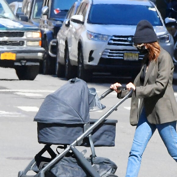 Première sortie avec bébé : Emily Ratajkowski et son mari Sebastian Bear-McClard se promènent avec leur nouveau-né Sylvester Apollo Bear et leur chien Colombo dans les rues de New York, le 20 mars 2021. Le mannequin américain de 29 ans a donné naissance à son premier enfant, Sylvester Apollo, le 8 mars 2021 et semble avoir déjà retrouvé la ligne!