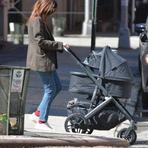 Première sortie avec bébé : Emily Ratajkowski et son mari Sebastian Bear-McClard se promènent avec leur nouveau-né Sylvester Apollo Bear et leur chien Colombo dans les rues de New York, le 20 mars 2021. Le mannequin américain de 29 ans a donné naissance à son premier enfant, Sylvester Apollo, le 8 mars 2021 et semble avoir déjà retrouvé la ligne!