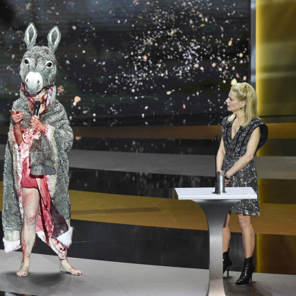 Corinne Masiero et Marina Foïs, maîtresse de cérémonie sur scène lors de la 46ème cérémonie des César à l'Olympia à Paris le 12 mars 202. © Dominique Charriau/ Pool / Bestimage 