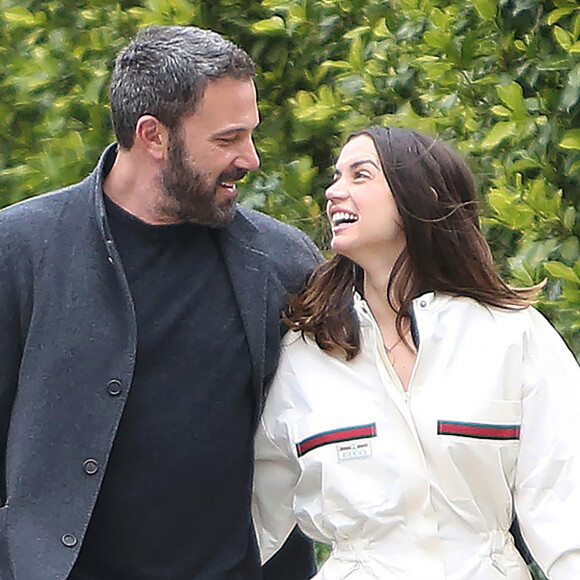 Ben Affleck et sa compagne Ana de Armas promènent leurs chiens à Los Angeles, le dimanche de Pâques