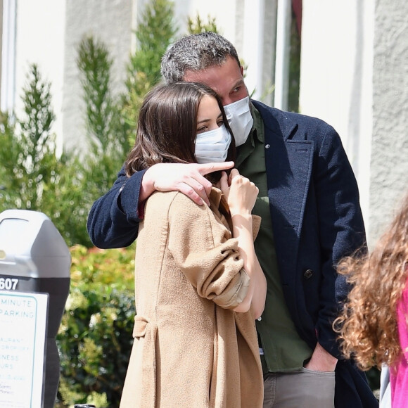 Ben Affleck et sa compagne Ana de Armas, qui portent des masques de protection, vont acheter quelques donuts pendant l'épidémie de Coronavirus Covid-19 le 18 avril 2020 à Santa Monica.