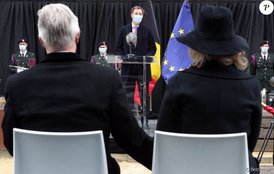 Le roi Philippe de Belgique et la reine Mathilde de Belgique, le Premier ministre Alexander De Croo lors des commémorations des attentats de Bruxelles du 22 mars 2016 devant le monument dédié aux victimes, en hommage aux 32 victimes décédées et 340 autres blessées ce jour-là, où Bruxelles était la cible d'attentats terroristes perpétrés à l'aéroport de Zaventem et à la station de métro Maelbeek. Belgique, Bruxelles, le 22 mars 2021.