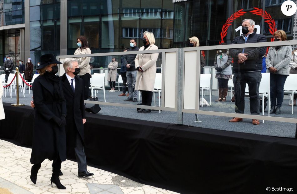 Le roi Philippe de Belgique et la reine Mathilde de Belgique lors des commémorations des attentats de Bruxelles du 22 mars 2016 devant le monument dédié aux victimes, en hommage aux 32 victimes décédées et 340 autres blessées ce jour-là, où Bruxelles était la cible d'attentats terroristes perpétrés à l'aéroport de Zaventem et à la station de métro Maelbeek. Belgique, Bruxelles, le 22 mars 2021.