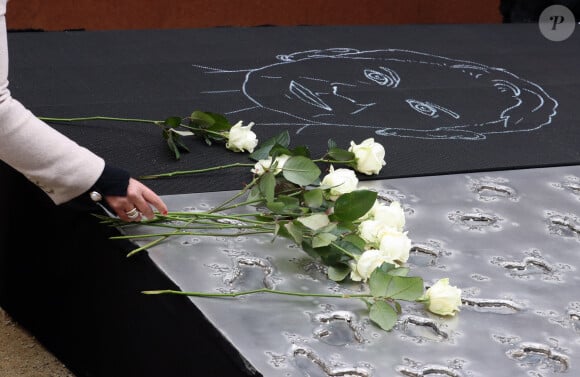 Atmosphère lors des commémorations des attentats de Bruxelles du 22 mars 2016 devant le monument dédié aux victimes, en hommage aux 32 victimes décédées et 340 autres blessées ce jour-là, où Bruxelles était la cible d'attentats terroristes perpétrés à l'aéroport de Zaventem et à la station de métro Maelbeek. Belgique, Bruxelles, le 22 mars 2021.