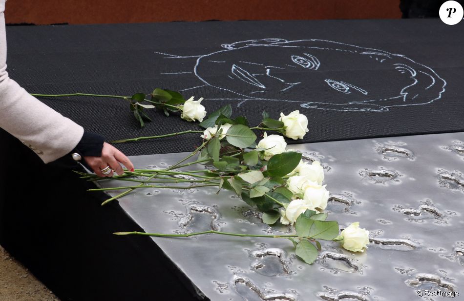 Atmosphère lors des commémorations des attentats de Bruxelles du 22 mars 2016 devant le monument dédié aux victimes, en hommage aux 32 victimes décédées et 340 autres blessées ce jour-là, où Bruxelles était la cible d'attentats terroristes perpétrés à l'aéroport de Zaventem et à la station de métro Maelbeek. Belgique, Bruxelles, le 22 mars 2021.