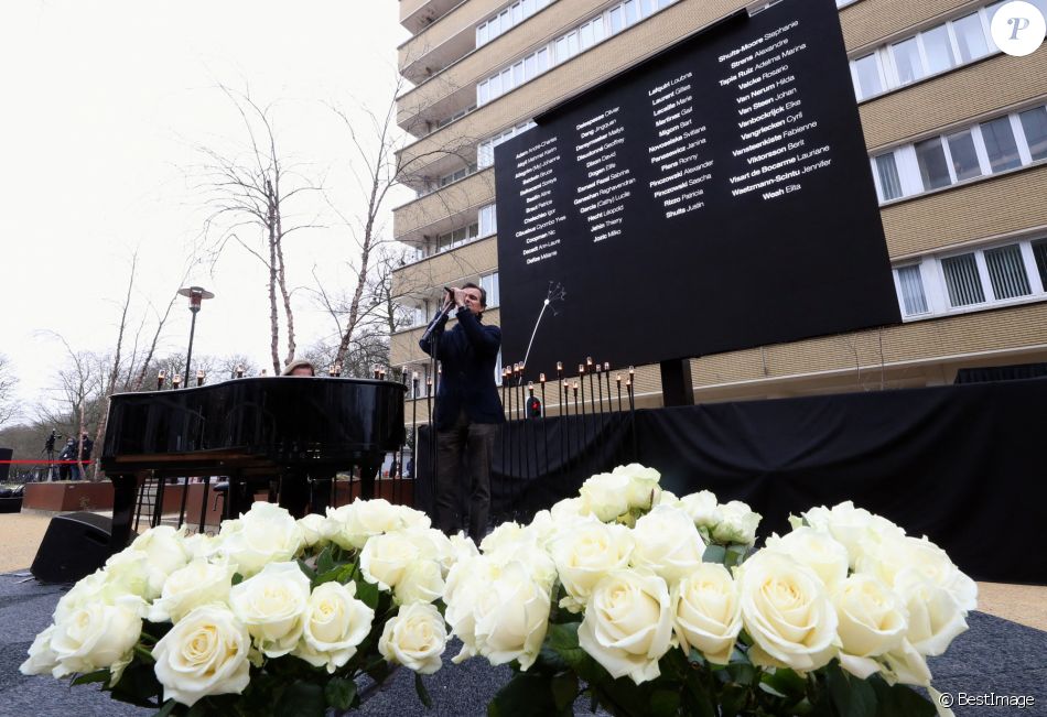 L'artiste Ozark Henry et Aristide Melissas (victime) lors des commémorations des attentats de Bruxelles du 22 mars 2016 devant le monument dédié aux victimes, en hommage aux 32 victimes décédées et 340 autres blessées ce jour-là, où Bruxelles était la cible d'attentats terroristes perpétrés à l'aéroport de Zaventem et à la station de métro Maelbeek. Belgique, Bruxelles, le 22 mars 2021.