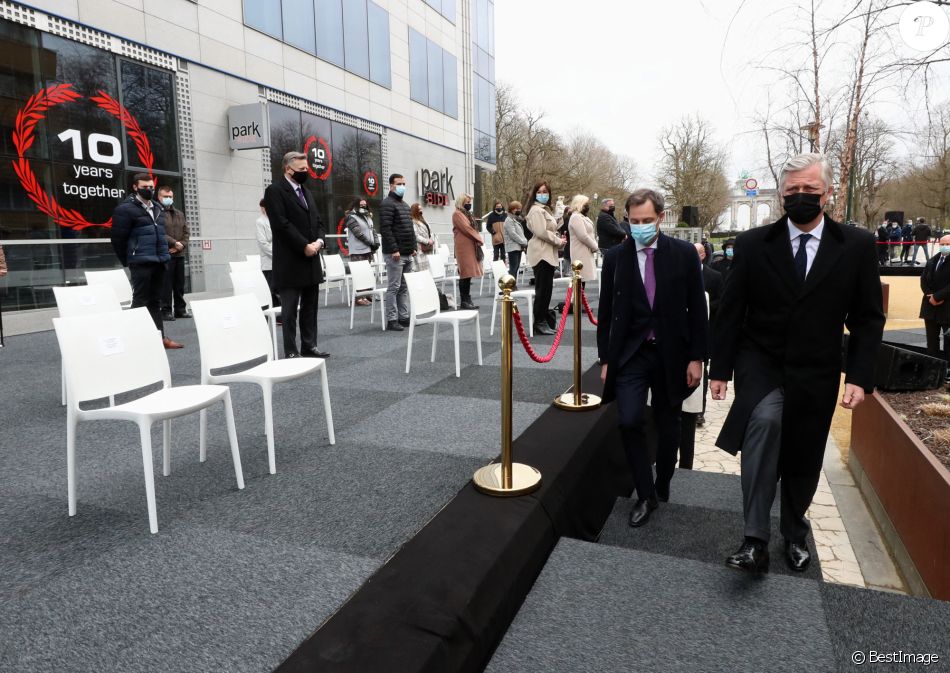 Le roi Philippe de Belgique et le Premier Ministre Alexander De Croo lors des commémorations des attentats de Bruxelles du 22 mars 2016 devant le monument dédié aux victimes, en hommage aux 32 victimes décédées et 340 autres blessées ce jour-là, où Bruxelles était la cible d'attentats terroristes perpétrés à l'aéroport de Zaventem et à la station de métro Maelbeek. Belgique, Bruxelles, le 22 mars 2021.