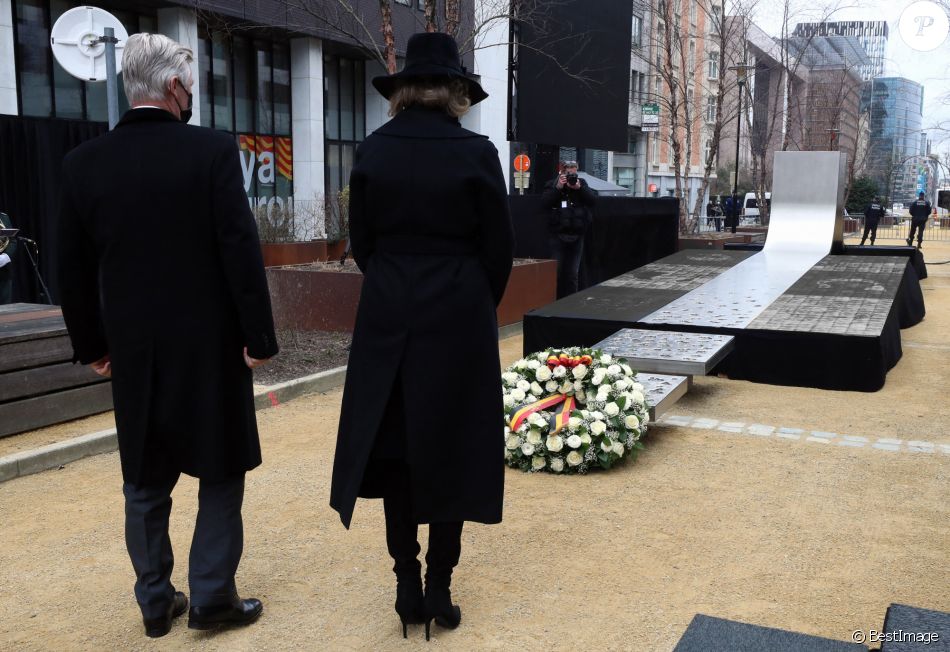 Le roi Philippe de Belgique et la reine Mathilde de Belgique lors des commémorations des attentats de Bruxelles du 22 mars 2016 devant le monument dédié aux victimes, en hommage aux 32 victimes décédées et 340 autres blessées ce jour-là, où Bruxelles était la cible d'attentats terroristes perpétrés à l'aéroport de Zaventem et à la station de métro Maelbeek. Belgique, Bruxelles, le 22 mars 2021.
