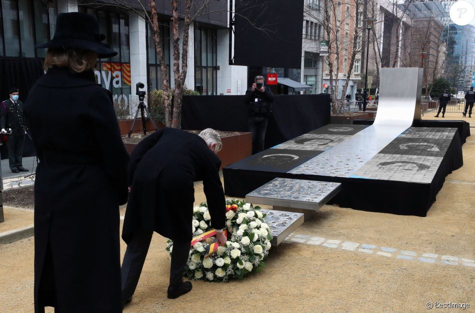 Le roi Philippe de Belgique et la reine Mathilde de Belgique lors des commémorations des attentats de Bruxelles du 22 mars 2016 devant le monument dédié aux victimes, en hommage aux 32 victimes décédées et 340 autres blessées ce jour-là, où Bruxelles était la cible d'attentats terroristes perpétrés à l'aéroport de Zaventem et à la station de métro Maelbeek. Belgique, Bruxelles, le 22 mars 2021.