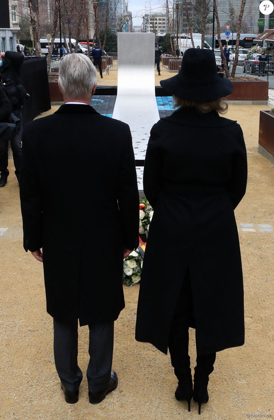 Le roi Philippe de Belgique et la reine Mathilde de Belgique lors des commémorations des attentats de Bruxelles du 22 mars 2016 devant le monument dédié aux victimes, en hommage aux 32 victimes décédées et 340 autres blessées ce jour-là, où Bruxelles était la cible d'attentats terroristes perpétrés à l'aéroport de Zaventem et à la station de métro Maelbeek. Belgique, Bruxelles, le 22 mars 2021.