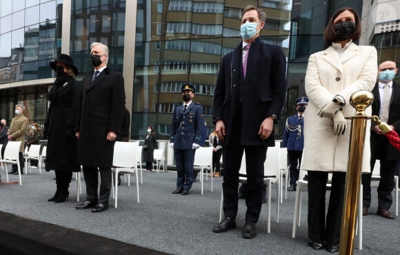 Le roi Philippe de Belgique et la reine Mathilde de Belgique, le Premier ministre Alexander De Croo et sa femme Annik Penders lors des commémorations des attentats de Bruxelles du 22 mars 2016 devant le monument dédié aux victimes, en hommage aux 32 victimes décédées et 340 autres blessées ce jour-là, où Bruxelles était la cible d'attentats terroristes perpétrés à l'aéroport de Zaventem et à la station de métro Maelbeek. Belgique, Bruxelles, le 22 mars 2021.