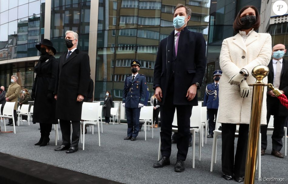Le roi Philippe de Belgique et la reine Mathilde de Belgique, le Premier ministre Alexander De Croo et sa femme Annik Penders lors des commémorations des attentats de Bruxelles du 22 mars 2016 devant le monument dédié aux victimes, en hommage aux 32 victimes décédées et 340 autres blessées ce jour-là, où Bruxelles était la cible d'attentats terroristes perpétrés à l'aéroport de Zaventem et à la station de métro Maelbeek. Belgique, Bruxelles, le 22 mars 2021.