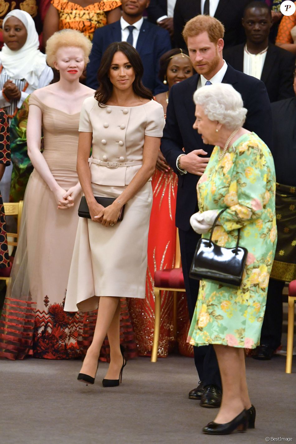Le prince Harry, duc de Sussex, Meghan Markle, duchesse de Sussex, et la reine Elizabeth II d'Angleterre à la cérémonie "Queen's Young Leaders Awards" au palais de Buckingham à Londres le 26 juin 2018.