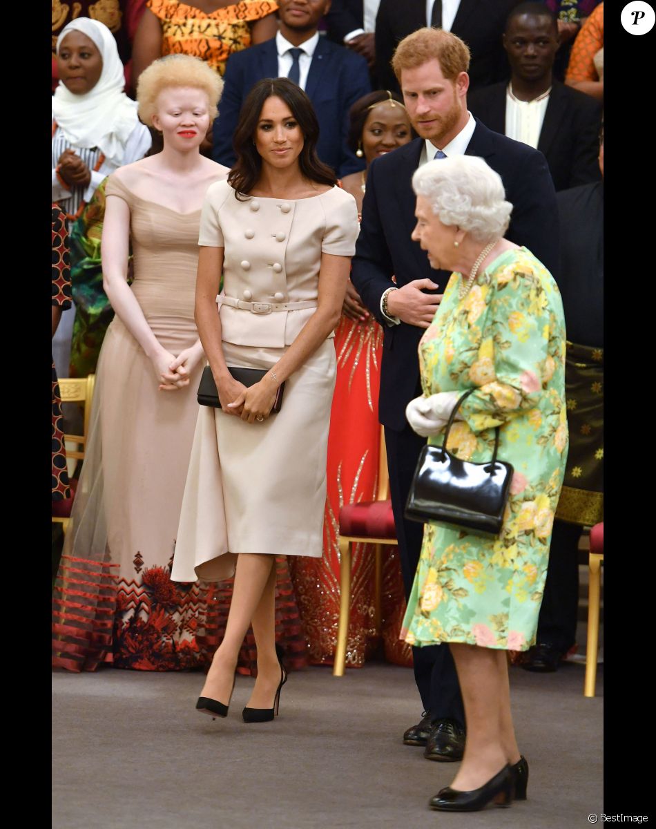 Le prince Harry, duc de Sussex, Meghan Markle, duchesse de Sussex, et la reine Elizabeth II d'Angleterre à la cérémonie "Queen's Young Leaders Awards" au palais de Buckingham à Londres le 26 juin 2018.