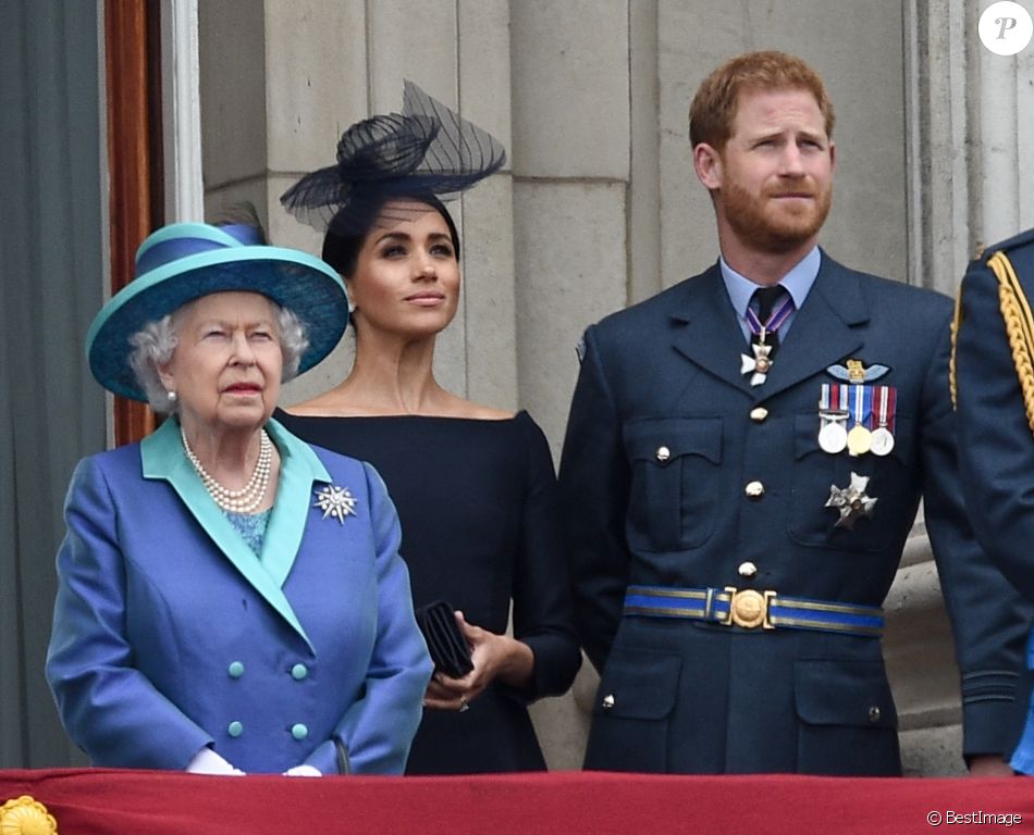 La reine Elizabeth II d'Angleterre, Meghan Markle, duchesse de Sussex le prince Harry, duc de Sussex lors de la parade aérienne de la RAF pour le centième anniversaire au palais de Buckingham à Londres.