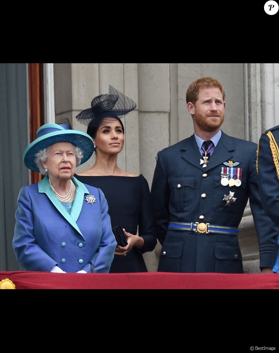 La reine Elizabeth II d'Angleterre, Meghan Markle, duchesse de Sussex le prince Harry, duc de Sussex lors de la parade aérienne de la RAF pour le centième anniversaire au palais de Buckingham à Londres.