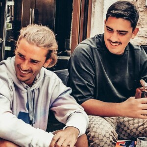 Antoine Grizemann avec son petit frère Théo, chez eux à Mâcon.