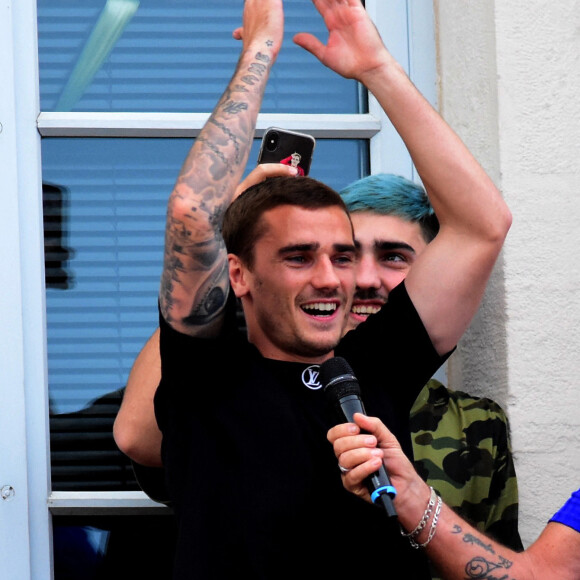 Antoine et son frère Théo - Antoine Griezmann venu remercier les supporters de sa ville natale de Mâcon, suite à la victoire de la coupe du monde de football 2018 le 20 juiilet 2018 © Romain Doucelin / Bestimage  