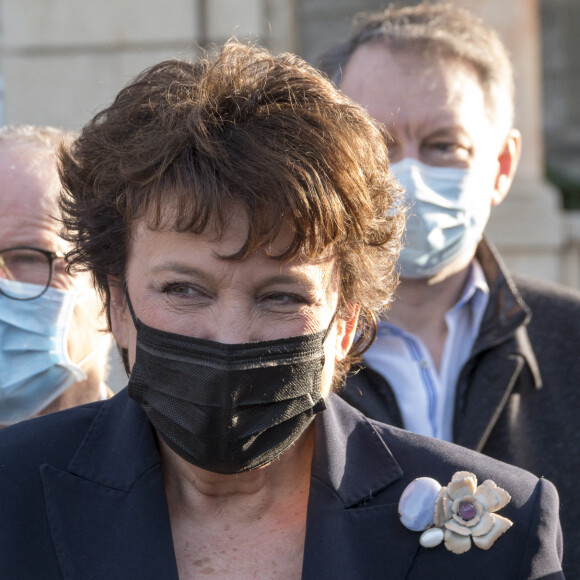 Roselyne Bachelot, ministre de la Culture, remet le prix littéraire Franz Hessel à Emmanuelle Pireyre à Lyon, le 25 février 2021. © Sandrine Thesillat / Panoramic / Bestimage