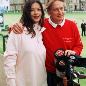 Catherine Zeta-Jones et Michael Douglas en Écosse, en octobre 1999.
