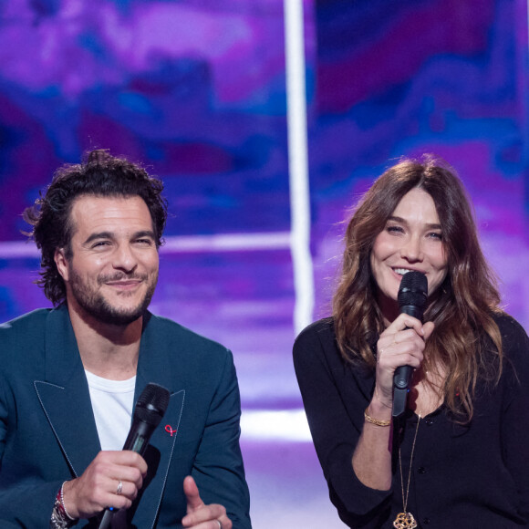 Exclusif - Amir Haddad, Carla Bruni Sarkozy - Enregistrement de l'émission "Sidaction, ensemble contre le Sida - Merci Line" au Paradis Latin à Paris, qui sera diffusée le 27 mars sur France 2. Le 1er mars 2021.© C.Guirec-C.Moreau / Bestimage 