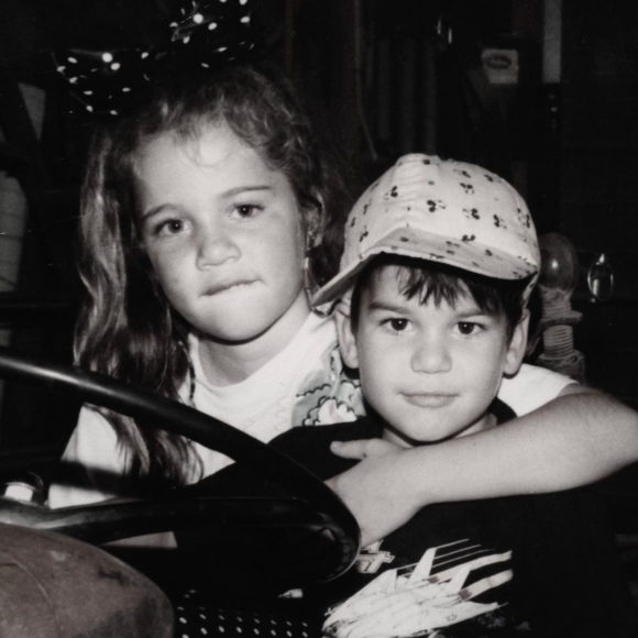 Khloé Kardashian et son petit frère Rob Kardashian, enfants. Photo publiée le 17 mars 2021.