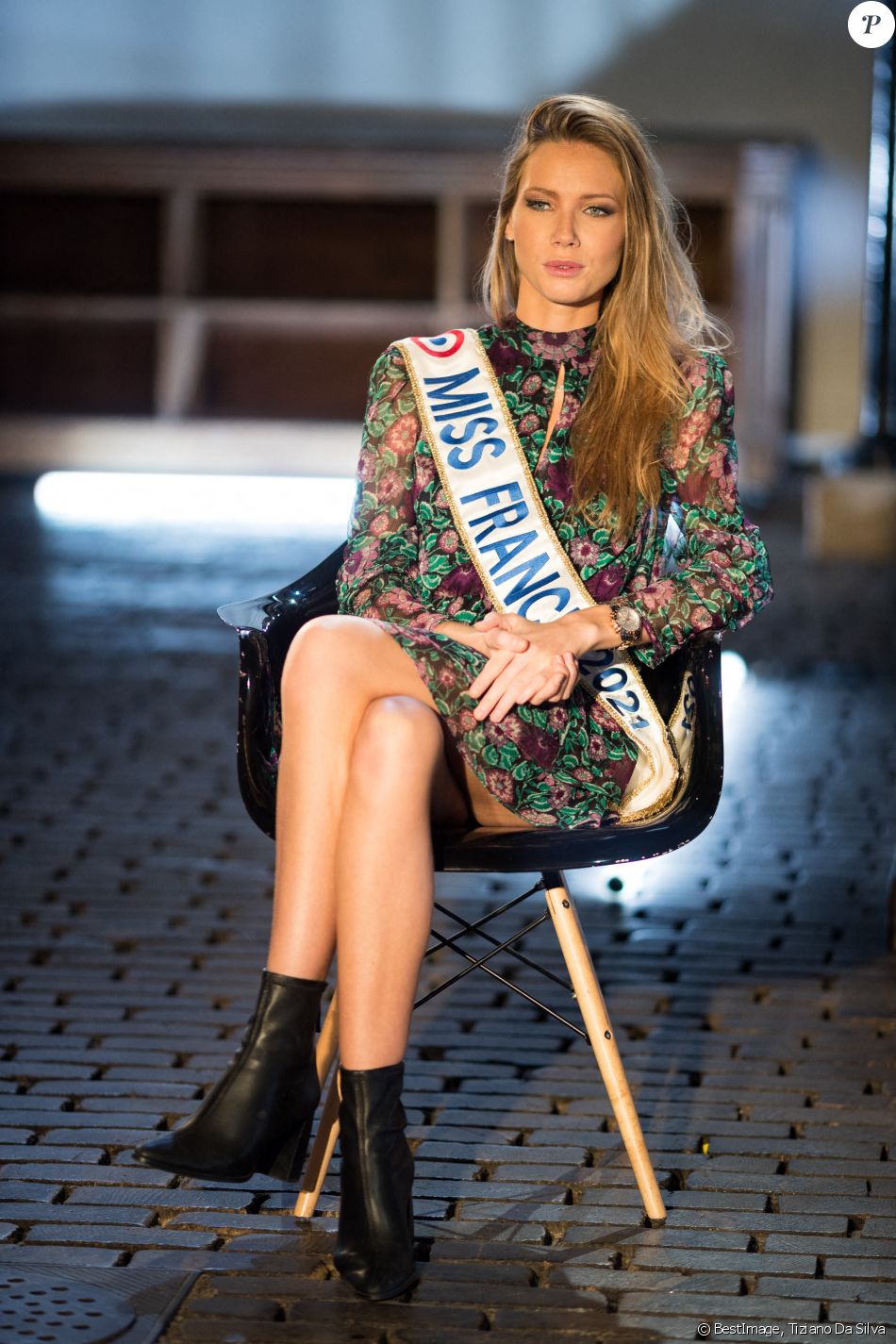 Miss France 2021 Amandine Petit lors de l'enregistrement de l'émission "Animaux Stars" présentée par Bernard Montiel et diffusée le 6 mars 2021 à 17h30, à Paris, France, le 2 février 2021. © Tiziano Da Silva/Bestimage