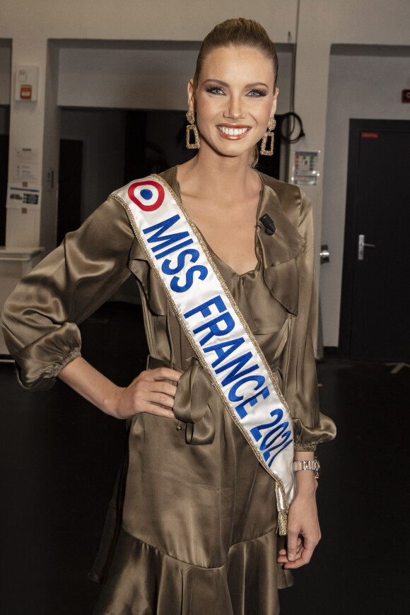 Exclusif - Amandine Petit (Miss France 2021) - Backstage de l'enregistrement de l'émission "A Prendre ou A Laisser (APOAL)", présentée par C.Hanouna et diffusée en direct le 26 janvier sur C8 © Jack Tribeca / Bestimage 