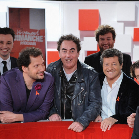 Michel Drucker avec Emmanuel Chaunu, Tom Villa, Eric Antoine, Eric Carrere, Francis Ginibre (Les Chevaliers du Fiel), Olivier De Benoist, Alex Vizorek - Enregistrement de l'émisssion Vivement dimanche au studio Gabriel, presentée par Michel Drucker. © Guillaume Gaffiot / Bestimage