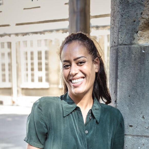 Exclusif - Amel Bent en marge du tournage du téléfilm de France 3 "Les sandales blanches" (diffusé le 25 janvier 2021) à Meudon le 18 septembre 2020 © Cyril Moreau / Bestimage