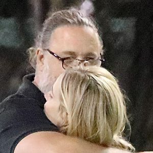 Exclusif - Russell Crowe (56 ans) prend la jeune le actrice Britney Theriot (30 ans) dans ses bras sur un court de tennis à Sydney le 8 octobre 2020.
