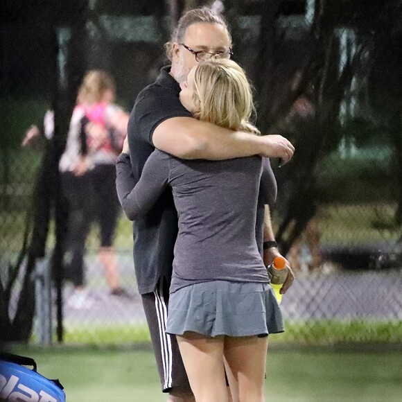 Exclusif - Russell Crowe (56 ans) prend la jeune le actrice Britney Theriot (30 ans) dans ses bras sur un court de tennis à Sydney le 8 octobre 2020.