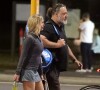 Exclusif - Russell Crowe (56 ans) et la jeune le actrice Britney Theriot (30 ans) sur un court de tennis à Sydney le 8 octobre 2020.