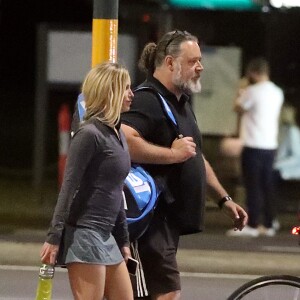 Exclusif - Russell Crowe (56 ans) et la jeune le actrice Britney Theriot (30 ans) sur un court de tennis à Sydney le 8 octobre 2020.