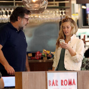 Exclusif - Russell Crowe discute avec son assistante à l'aéroport de Sydney en Australie. Le 7 novembre 2019