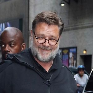 Russell Crowe et l'actrice québecoise C. Rhea arrivent aux studios du Late Show à New York, le 20 juin 2019. Russell Crowe fait la promotion de la mini-série Showtime "The Loudest Voice" dans laquelle il incarne le fondateur de la Fox, R. Ailes. New York. 20 juin 2019.